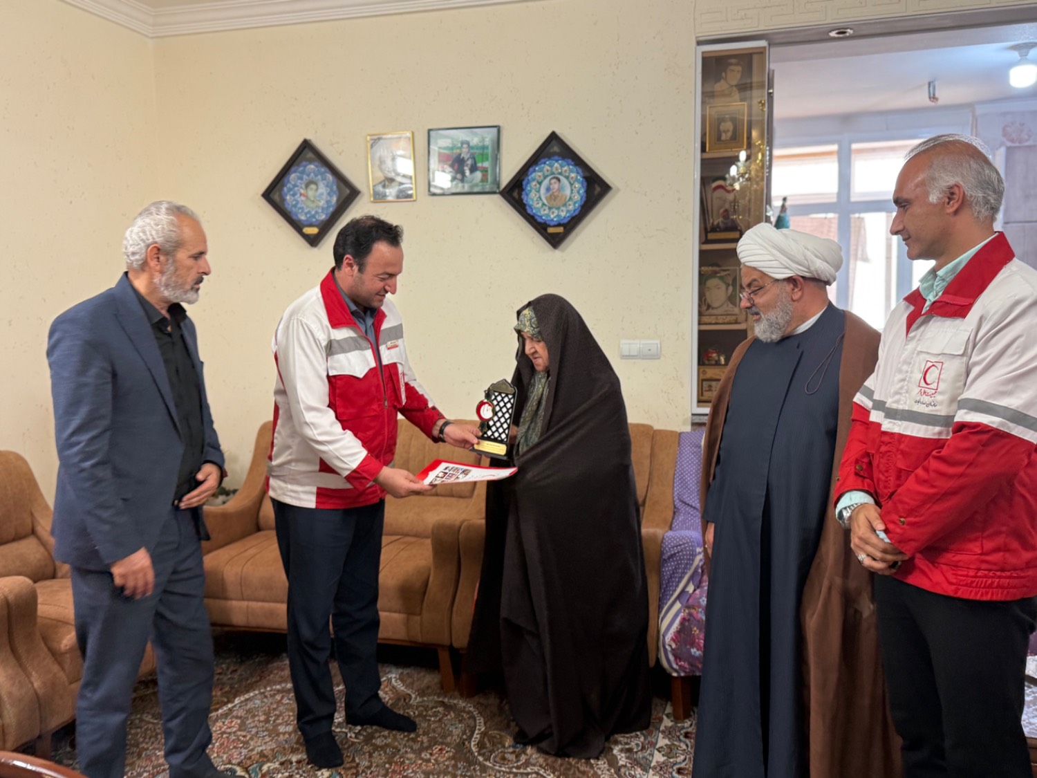 دیدار مدیرعامل و مسئول نمایندگی ولی‌فقیه در جمعیت هلال احمر استان سمنان با خانواده شهید علیرضا فیض به مناسبت هفته دفاع مقدس