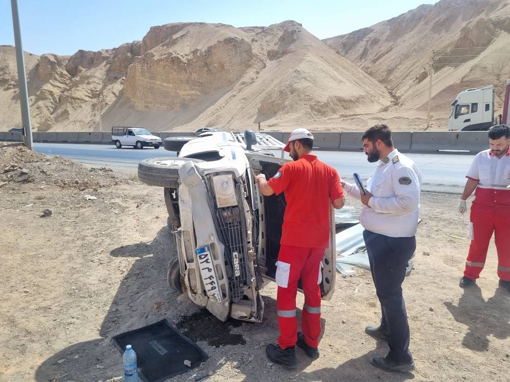  مصدومیت یک نفر در پی واژگونی خودروی مزدا در جاده گرمسار به ایوانکی