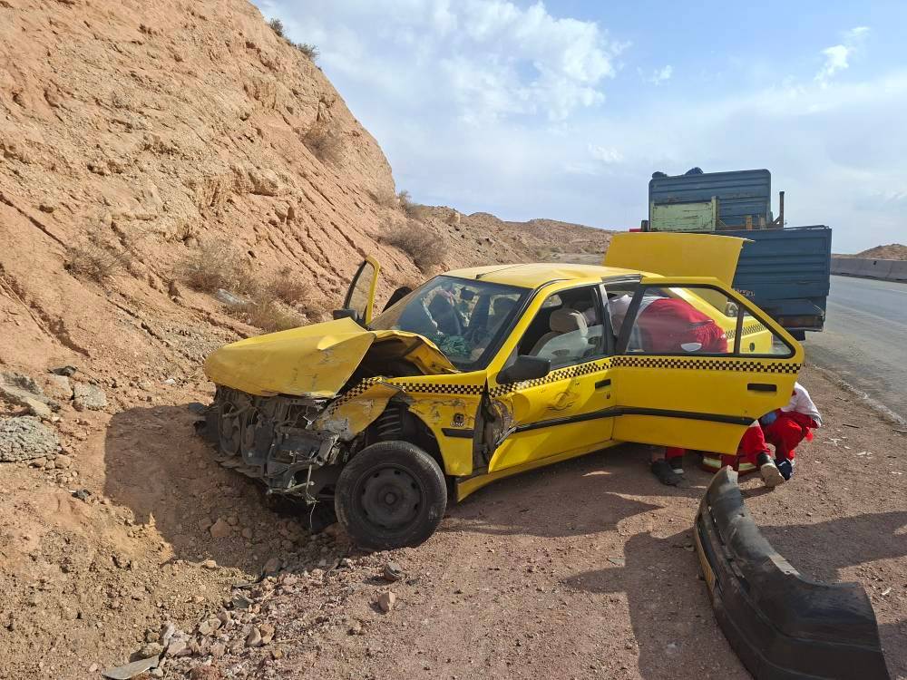 تصادف پژو ۴۰۵ و خاور در جاده دامغان به سمنان با ۵ مصدوم