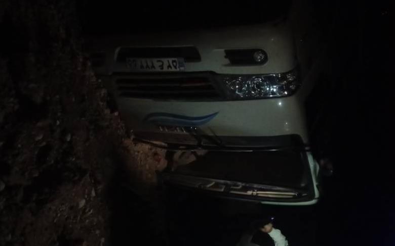 ۸ مصدوم بر اثر واژگونی مینی بوس در جاده سرخه به آرادان