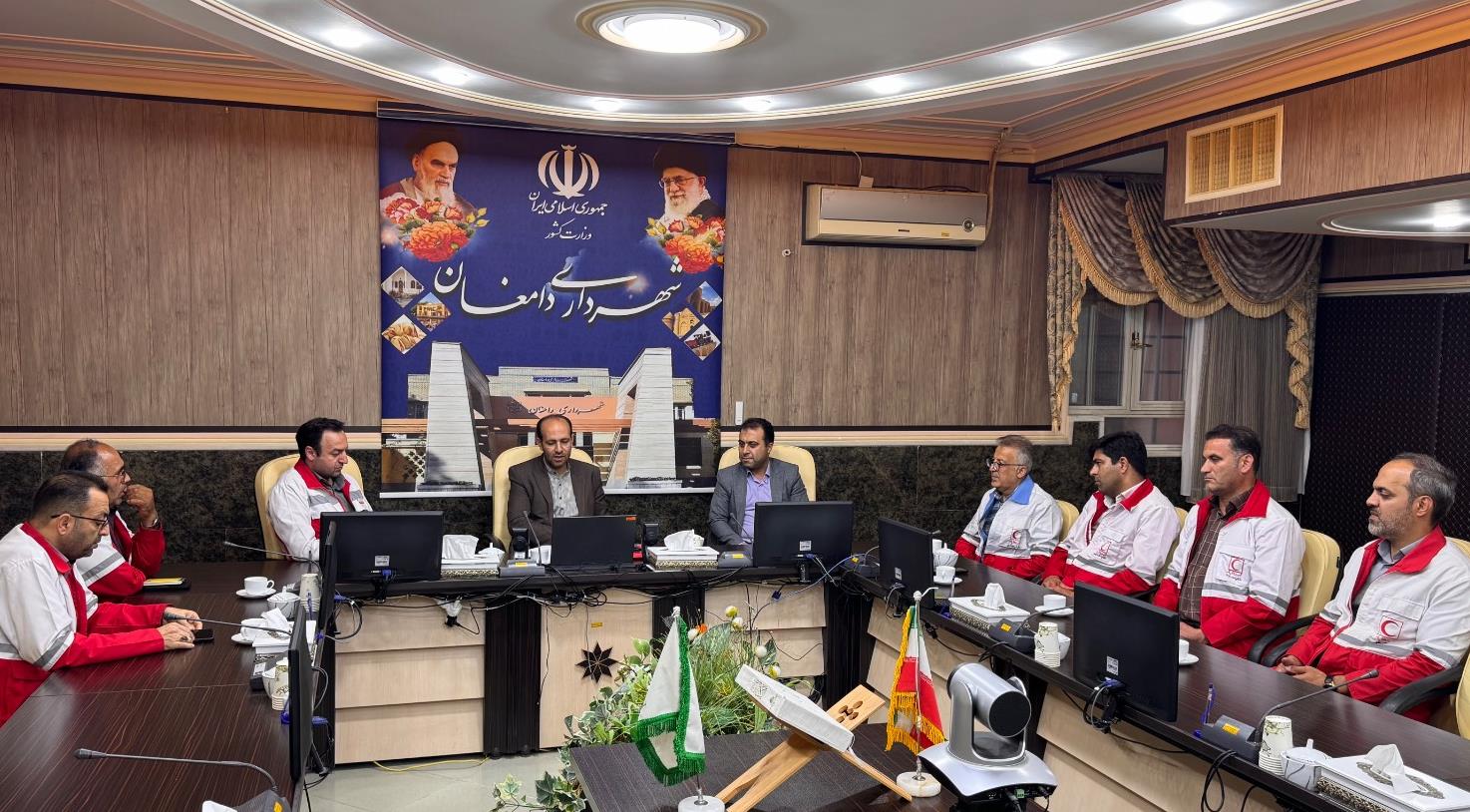 نشست مشترک مدیرعامل جمعیت هلالاحمر استان سمنان با عضو شورای شهر و شهردار دامغان
